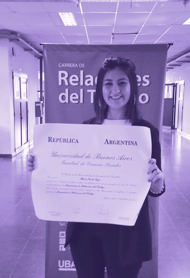 María Paula Leyes con su diploma de Licenciada en Relaciones del Trabajo de la Universidad de Buenos Aires