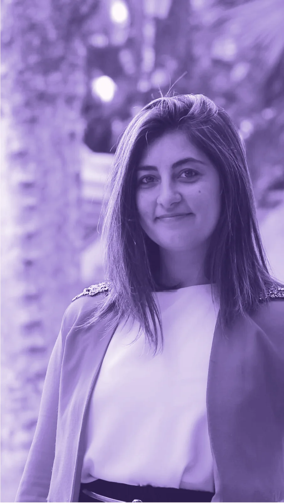 María Paula Leyes, fundadora de Proyectarte, sonriendo en un retrato al aire libre